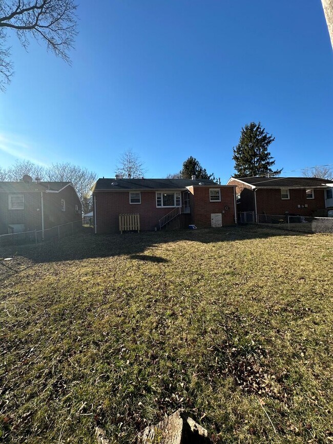 Building Photo - 3 bedroom house in Fulton Hill! Laundry, Central HVAC All electric, big fenced yard, hardwoods