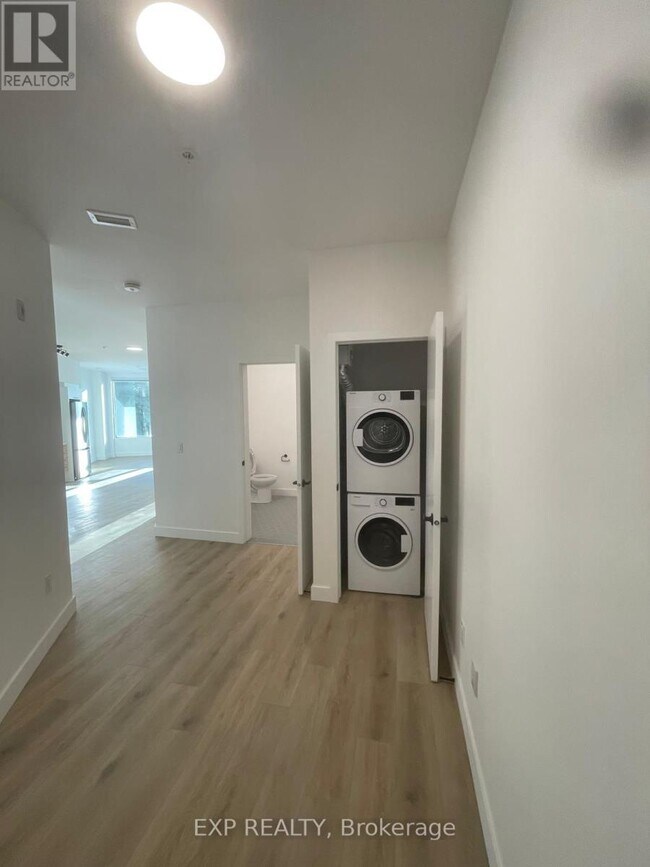 Photo du bâtiment - 1600 James Naismith Dr