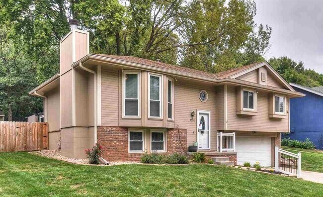 Building Photo - Bellevue Home For Rent!