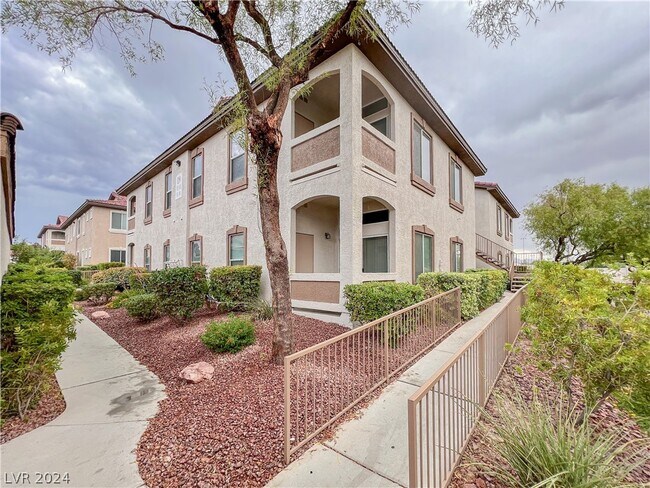 Building Photo - 2305 W Horizon Ridge Pkwy