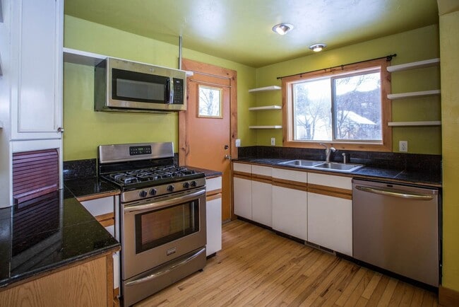 Building Photo - 4 bed/ 3 bath University Rental House ($3,...