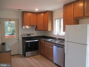 Building Photo - 25440 Luhaven