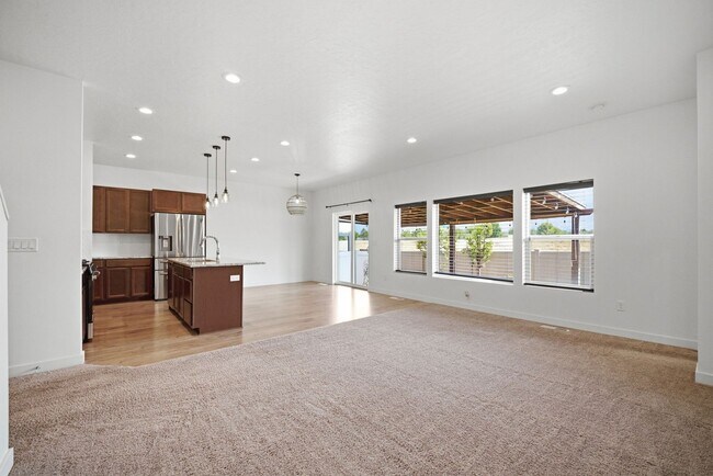 Foto del edificio - Modern 2022 Kaysville Rambler with 3 Bedrooms