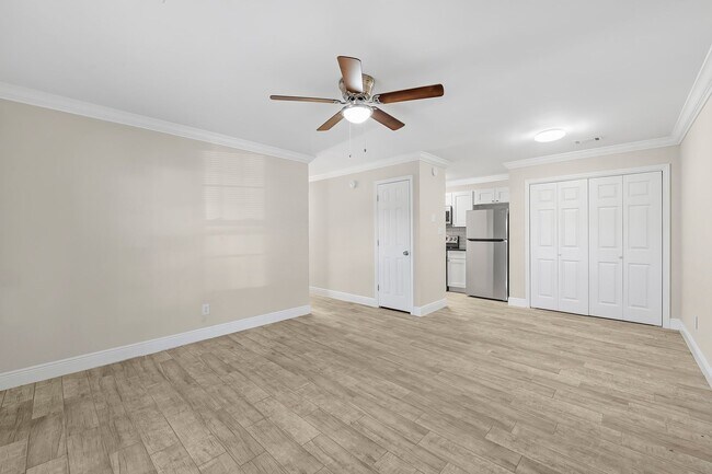 Foto del edificio - Discover Your Dream Apartment: Renovated 3-Bedroom, 2-Bath Apartment