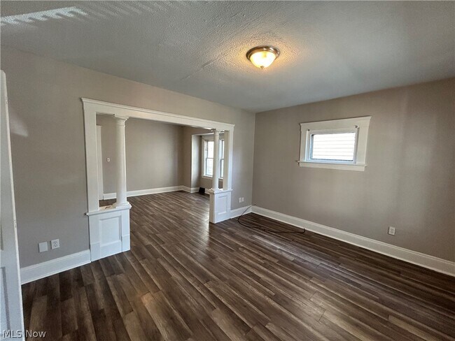 Building Photo - 3327 W 88th St