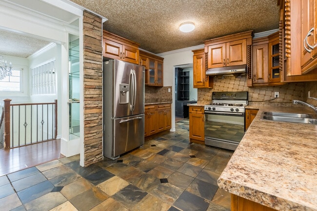 Building Photo - 2088 Majestic Crescent