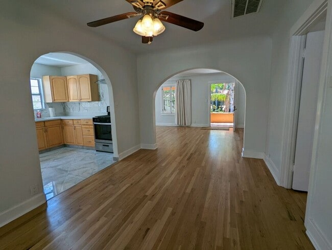 Foto del edificio - 6619 Willoughby Ave