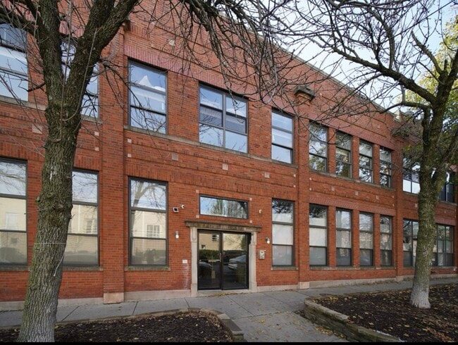 Building Photo - 1111 W Cornelia Ave