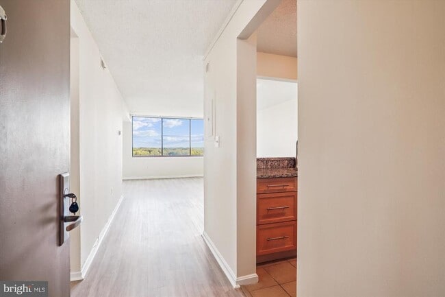 Foto del edificio - 10101 Grosvenor Pl