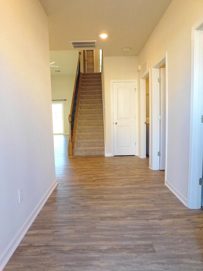 Foto del edificio - Luxury Townhome In Rea Farms Near Waverly!...