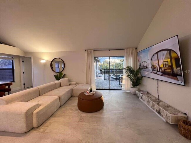 Foto del edificio - 8240 Cypress Lake Dr
