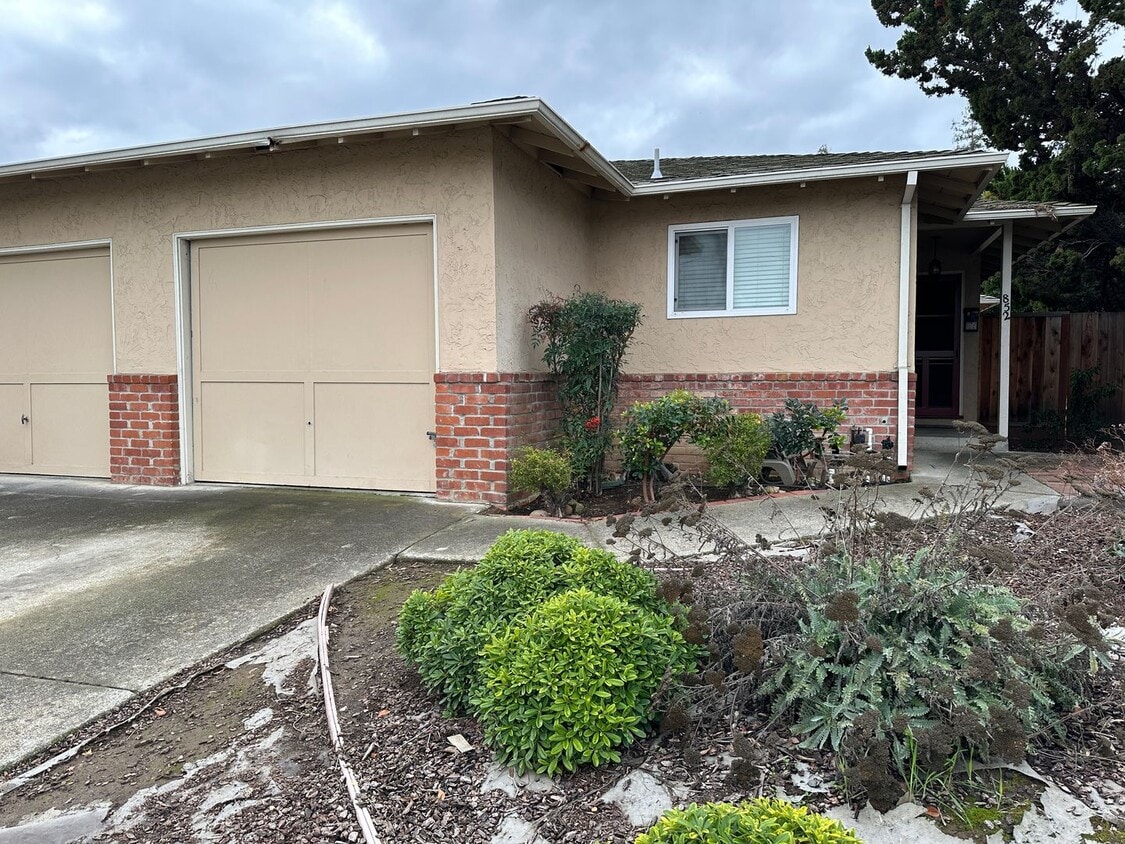 Primary Photo - 852 W Hacienda Ave