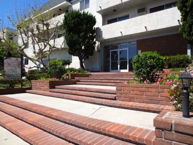 Building Photo - 10834 Rose Ave
