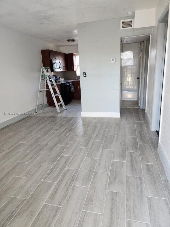 Foto del edificio - 715 NW 7th Ave