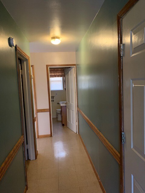 Building Photo - 302 N Cedar St
