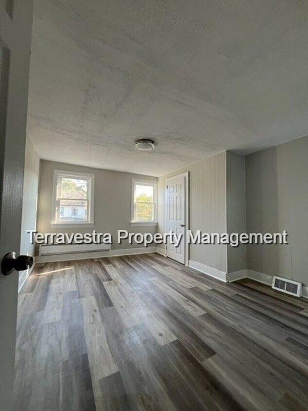 Primary Photo - 122 E Mulberry St