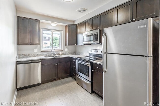 Building Photo - 1909 Gardenia Ave