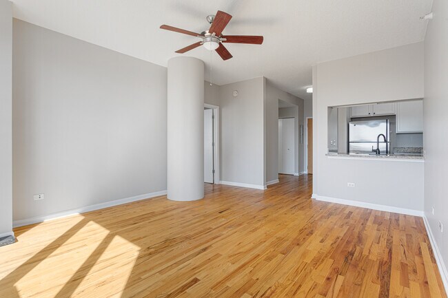 Living area - 1717 S Prairie Ave