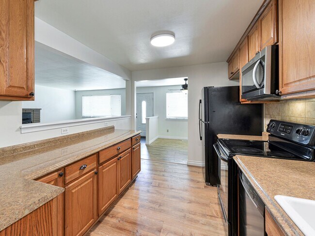 Building Photo - Newly Remodeled House - 3 Bed/1.5 Bath - C...