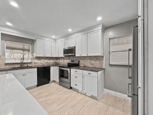 Building Photo - 3 Bed/2 Bath Home with Fenced Yard & Garage / Available Now!