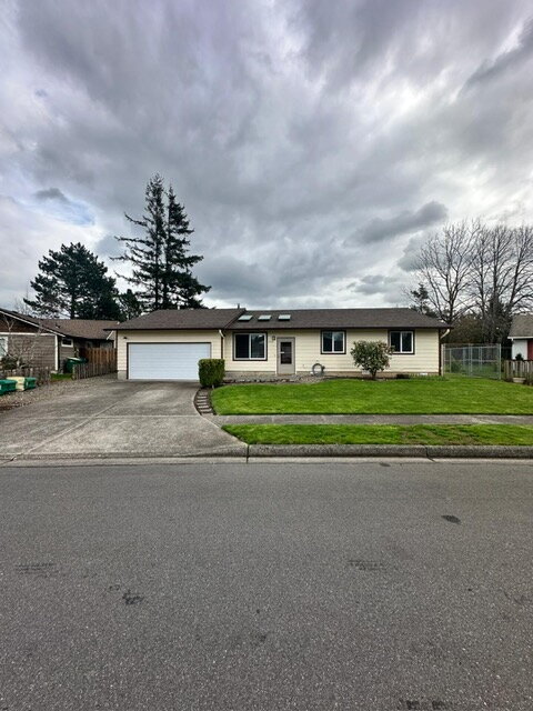 Foto principal - Single level home with 3 bedroom and 2 baths