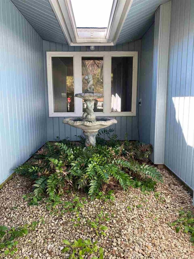 Building Photo - 2537 Stonegate Dr