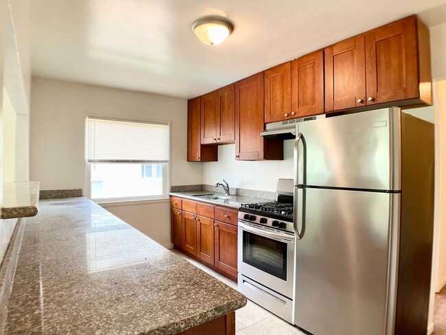Building Photo - RENOVATED Top Floor. ON-SITE LAUNDRY! HARD...