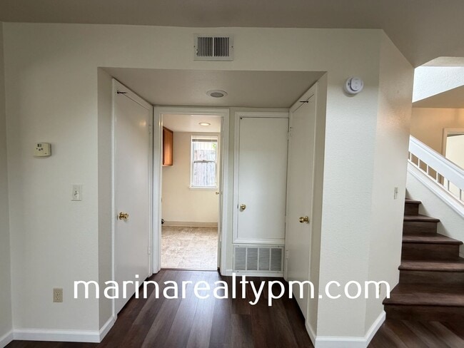 Foto del edificio - Glen Cove Beauty 3 bed 2.5  bath 2 Story home in established neighborhood