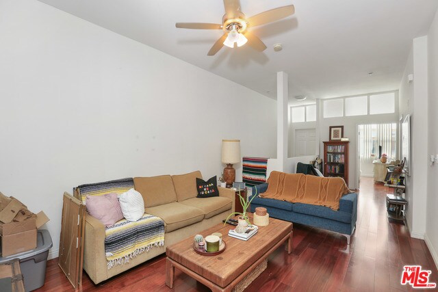 Foto del edificio - 114 S Harbor Blvd