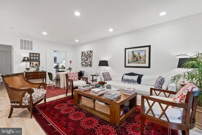 Foto del edificio - 3209 Sutton Pl NW