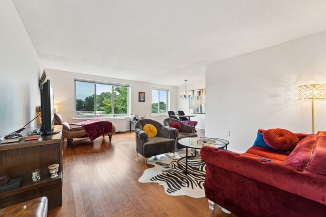 Photo - 3000 Spout Run Pky Apartment