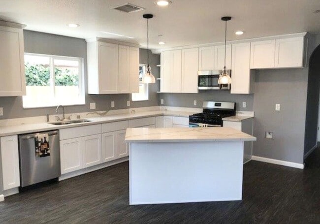 Building Photo - Home for Rent in Sacramento
