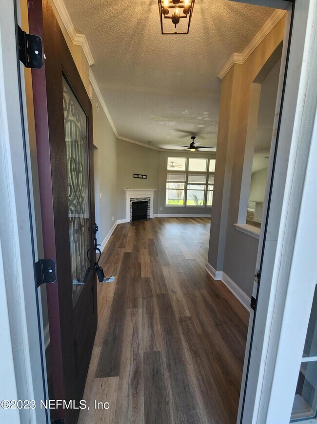 Building Photo - 2071 Thornhill Drive