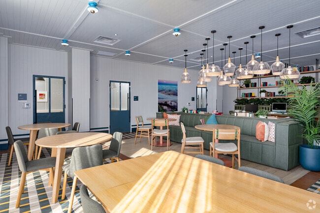 Work Spaces - Hub College Park Apartments