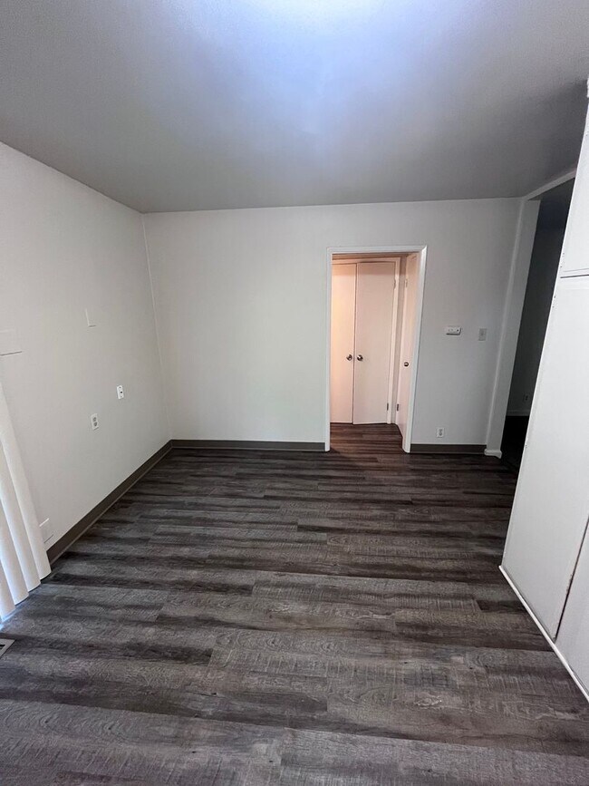 Foto del edificio - UPDATED 2 BEDROOM, TWO STORY DUPLEX!!