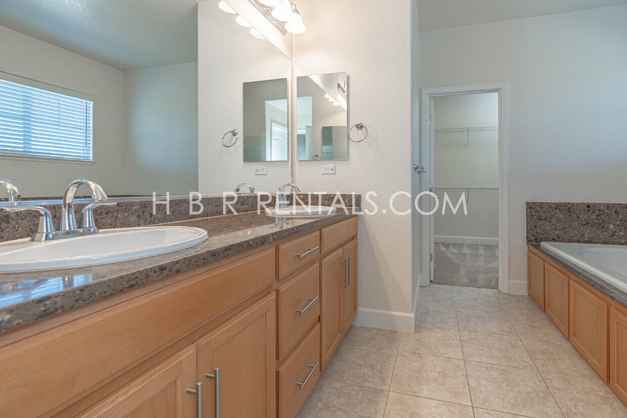 Foto del edificio - Beautifully Updated 3-Bedroom, 3-Bath Home with Modern Amenities in Mountain House