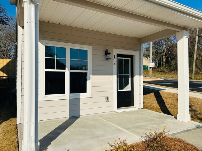 Foto del edificio - New Construction open concept, 3 bedroom home in Lagrange! Must see!