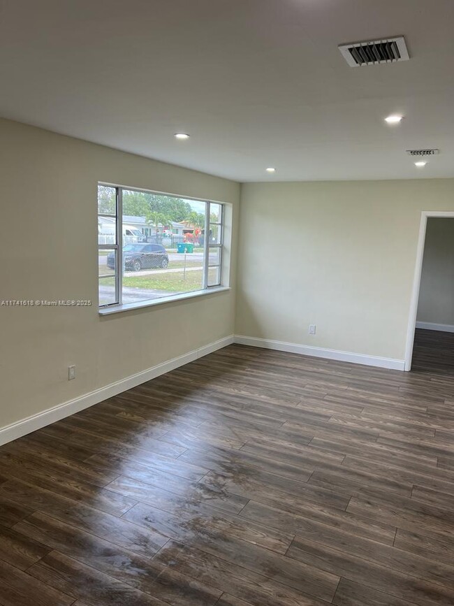 Foto del edificio - 3 bedroom in Miami Gardens FL 33169