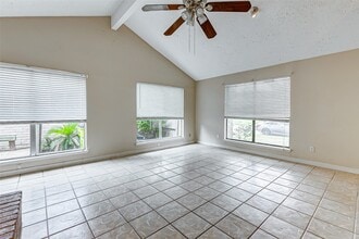 Building Photo - 2010 Hickory Glen Dr