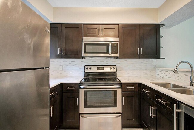 Foto del edificio - Available Now!