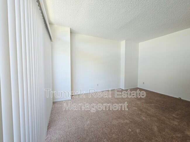 Building Photo - 14605 Burbank Blvd