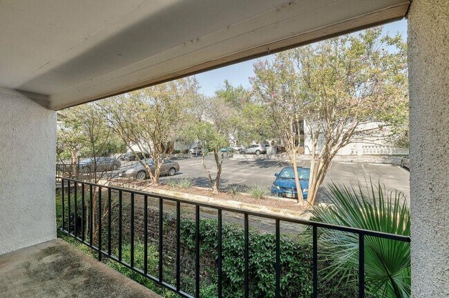 Foto del edificio - 6910 Hart Ln