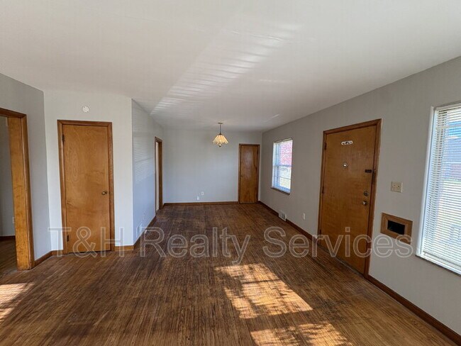 Foto del edificio - 1302 N Downey Ave