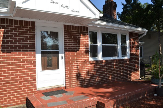 Building Photo - 387 18th Ave