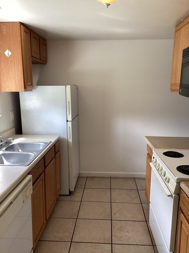 Foto del edificio - Convenient Living: 2BR/2BA Townhome with U...