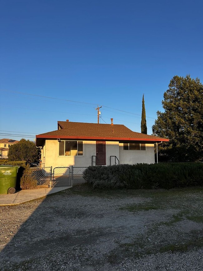 Foto del edificio - 3 bed 2 bath, with large barn!