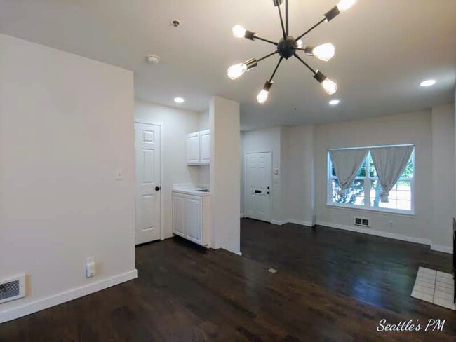 Building Photo - 2 Bedroom Townhouse Capitol Hill\Central D...