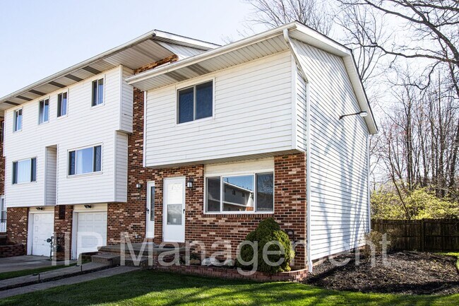 Building Photo - Updated Townhouse in Painesville