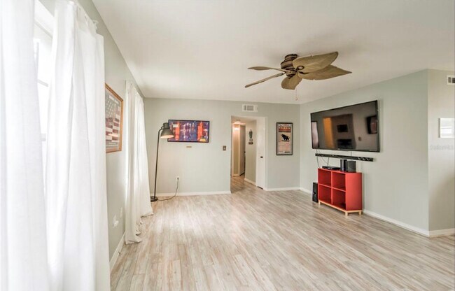 Building Photo - 6925 Avenue Des Palais