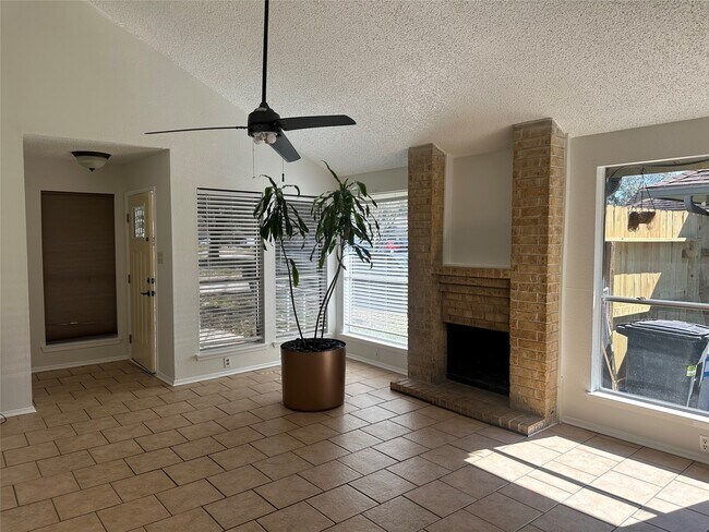 Foto del edificio - 23335 Tree House Ln